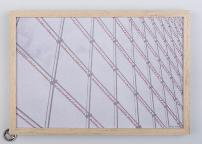 kunstwerk uit reeks 'Rotterdam Architecture' rode en zwarte stiksels op raam