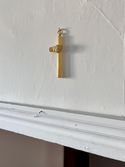 Bries kruisje opzij met schaduw