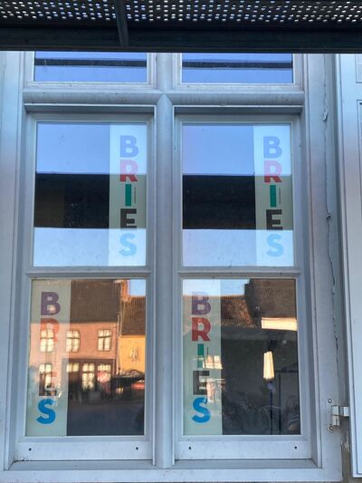 raam met affiches 'Bries' Festivalhuis Watou