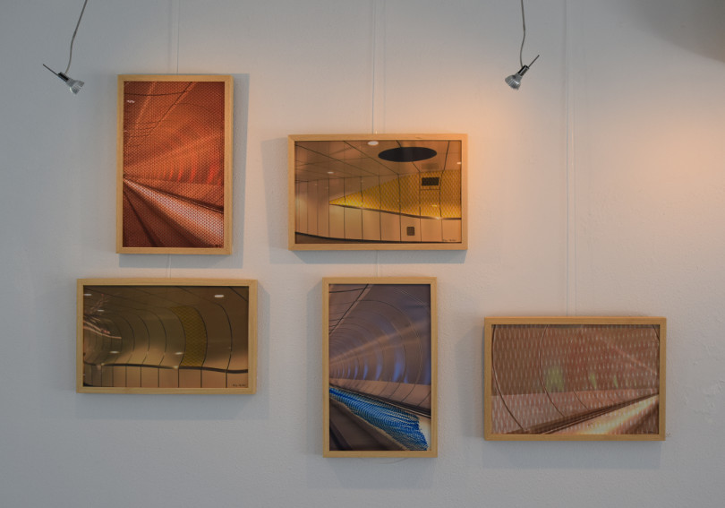 kunstwerk uit reeks 'Rotterdam Architecture' rode en zwarte stiksels