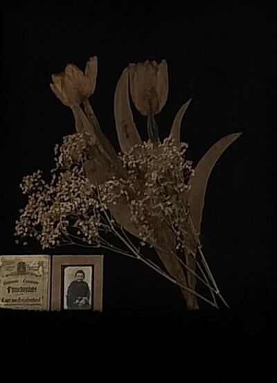 kunstwerk met bloemen uit afscheidsceremonie en voorwerpen van de overledene, foto, identiteitskaart