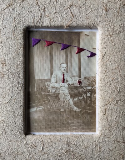 zwart-wit foto: jeugdportret jaren '50, bewerkt met feestelijke borduursels in paars en rood