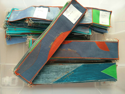 Enkele van de 431 unieke stukjes van het kunstwerk 'Zeeenzucht' voor cc De Grote Post tijdens het maken in het atelier van Mia Nollet.