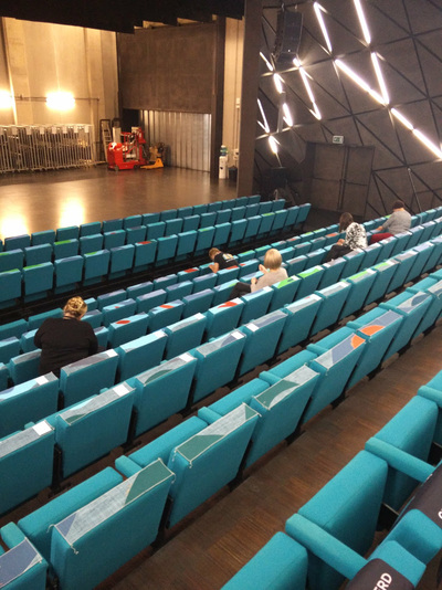 kunstwerk 'Zeeenzucht' gemaakt door Mia Nollet wordt met de hulp van vrijwilligers op de 431 zetels in cc De Grote Post Oostende genaaid.