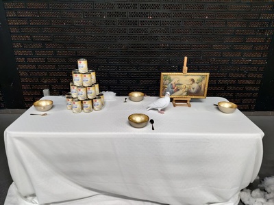 tafel met rijstpap en gouden lepeltjes